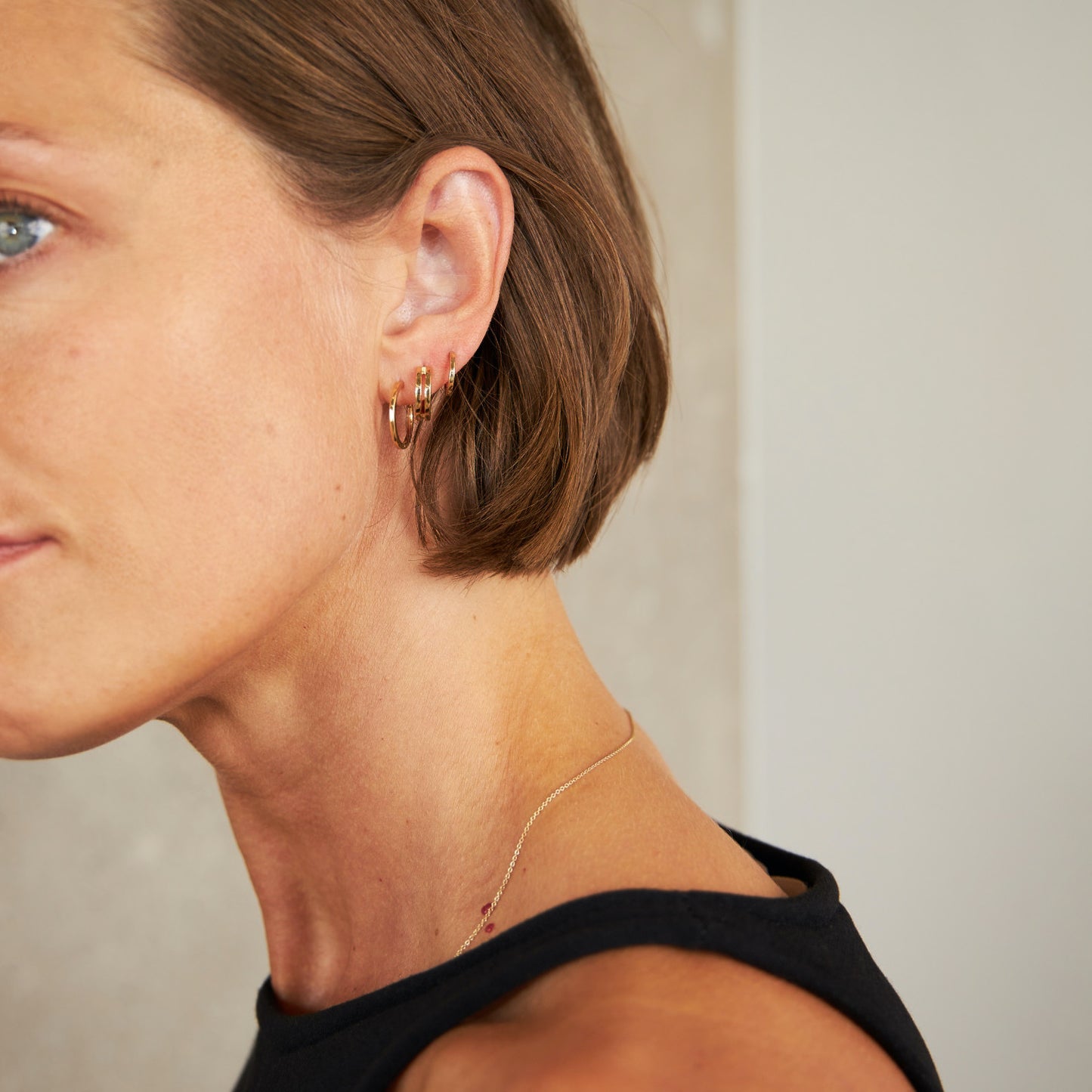 Medium Huggies 14K Gold | Single