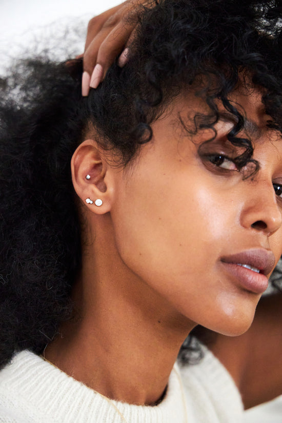 What are stud earrings?