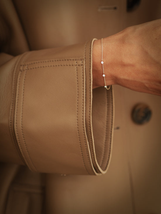 How do you fasten a bracelet with a clasp?